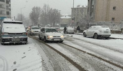 15 il kara teslim oldu, binlerce yol ulaşıma kapandı