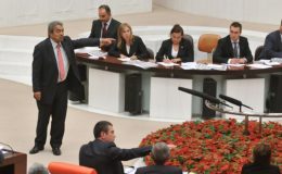 Siyasetin renkli ismi Kamer Genç anılıyor