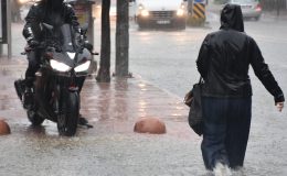 5 ili sağanak ve fırtına vurdu: Evleri su bastı, araçlar yollarda kaldı