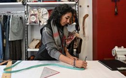 Depremzede kadınlara dikiş öğreterek umut oluyor