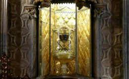 Kutsal Kase’yi evinde saklamayı başaran kadın ajanları alt etmiş