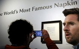 Lionel Messi’nin Barcelona ile ilk sözleşmesinin yazılı olduğu peçete açık artırmaya çıktı