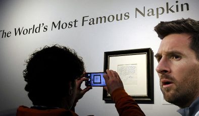 Lionel Messi’nin Barcelona ile ilk sözleşmesinin yazılı olduğu peçete açık artırmaya çıktı