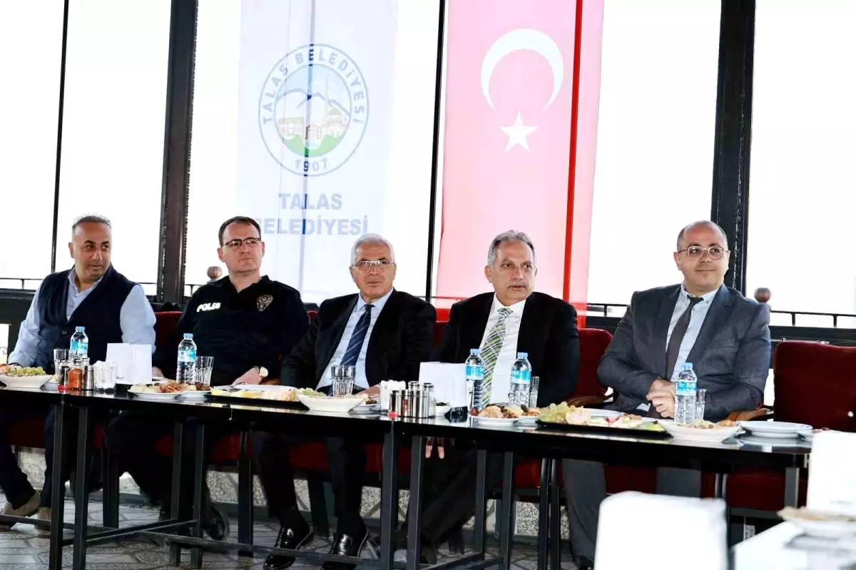 Talas’ta Muhtarlarla Aylık Toplantı Gerçekleştirildi