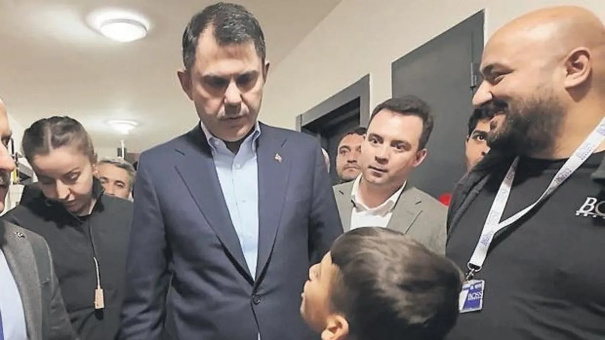 Bakan Kurum, küçük çocuğa verdiği halı saha sözünü tuttu