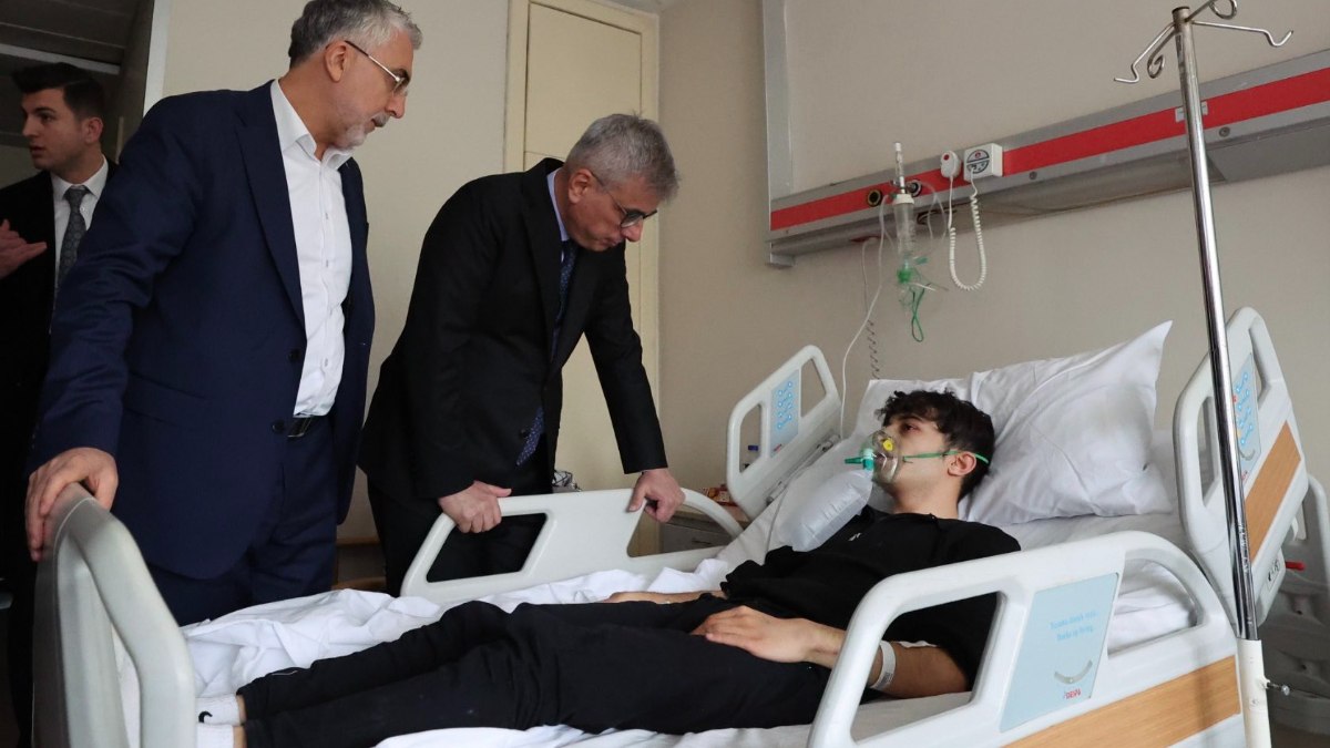 Çalışma ve Sağlık Bakanları otel yangınında yaralananları ziyaret etti