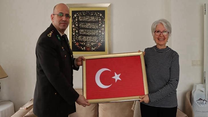 Mehmetçiğe çorap, atkı ve eldiven gönderen hayırsever öğretmene MSB’den ziyaret