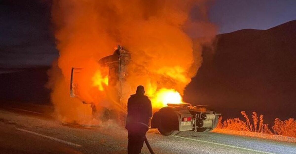 Van’da seyir halindeki dorsesiz TIR yandı