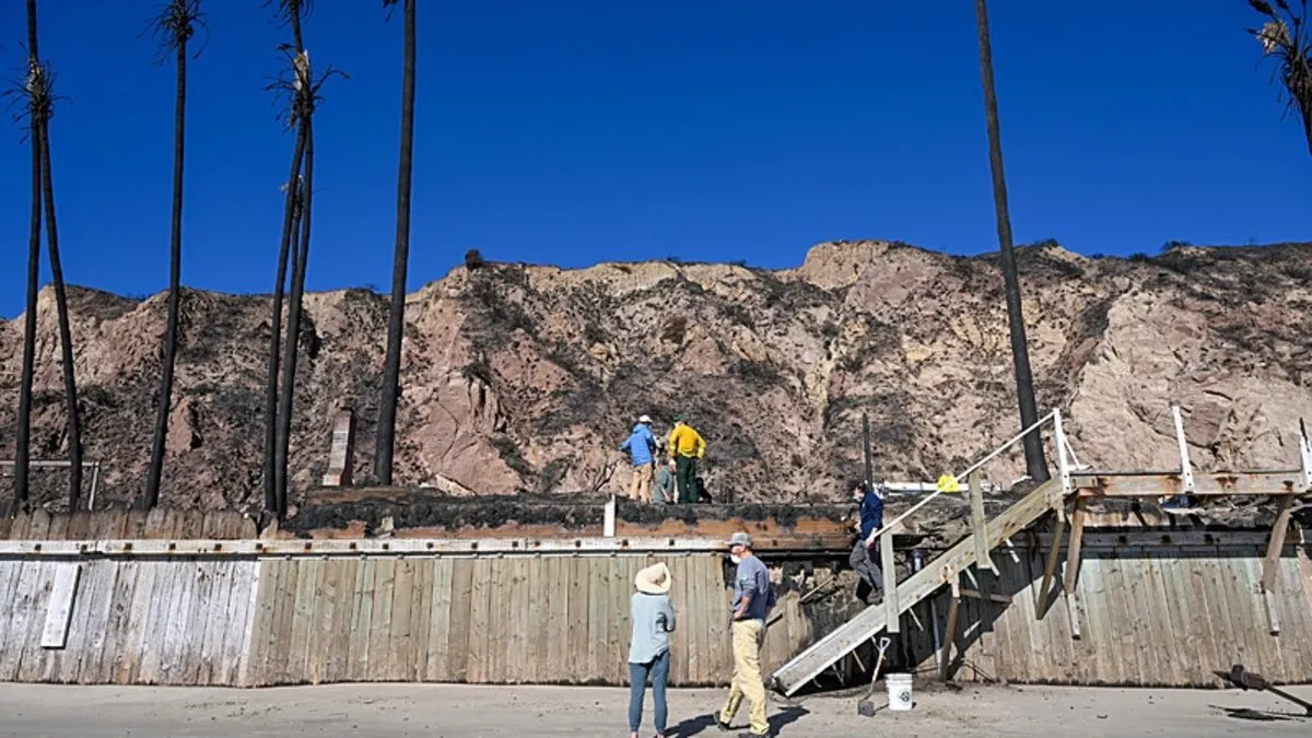Yangın sonrası oluşan tahribat böyle görüntülendi! Malibu Sahili’ndeki birçok ev kül oldu