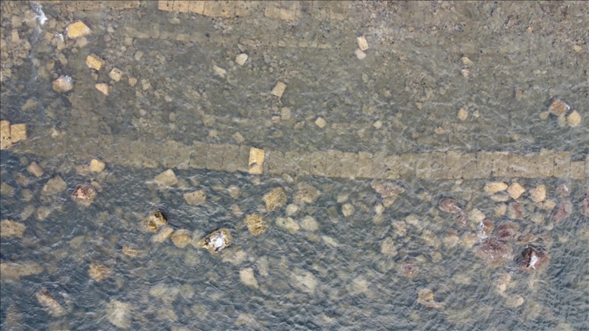 Kuzey Ege’de denizin çekilmesiyle 2 bin 500 yıllık limanın kalıntıları ortaya çıktı